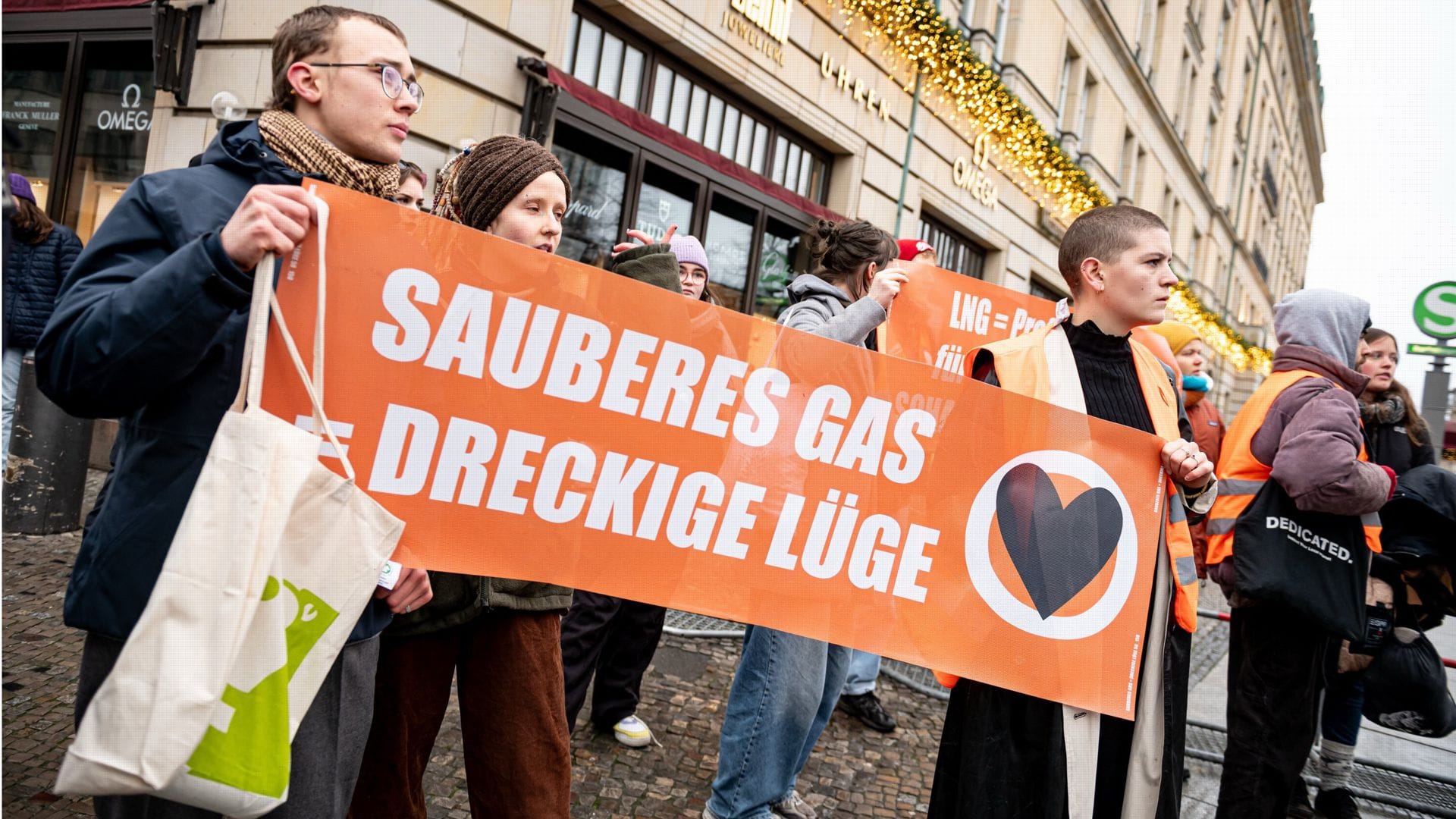 Demonstranten der Letzten Generation stehen vor dem Hotel Adlon mit einem Schild mit der Aufschrift «Sauberes Gas = dreckige Lüge». Die Klimaschützer benennen sich um (Archivfoto).