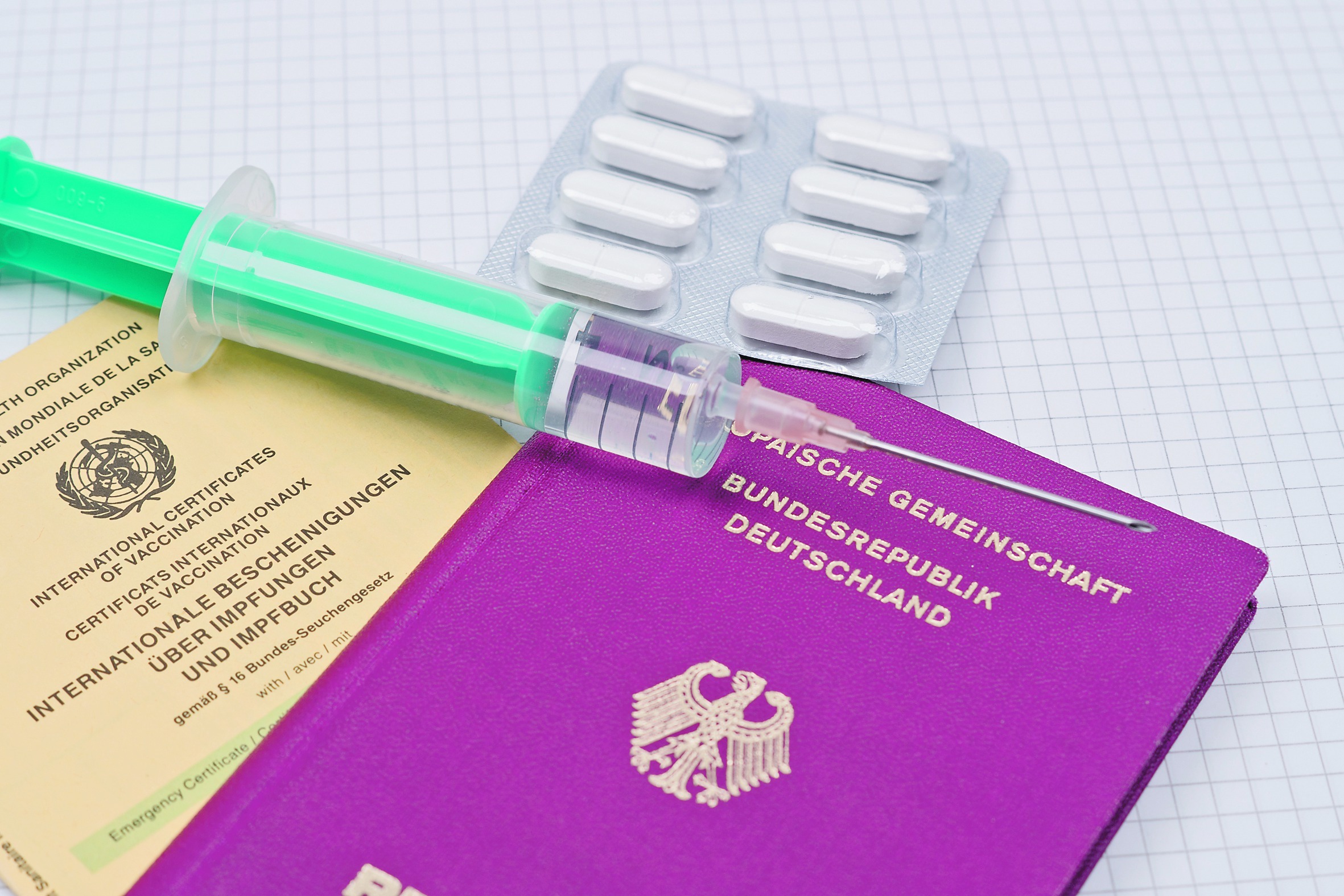 Wer Medikamente einnimmt, die unter das Betäubungsmittelgesetz fallen, muss vor einer Auslandsreise zum Gesundheitsamt. Bild: jozsitoeroe/Adobe Stock