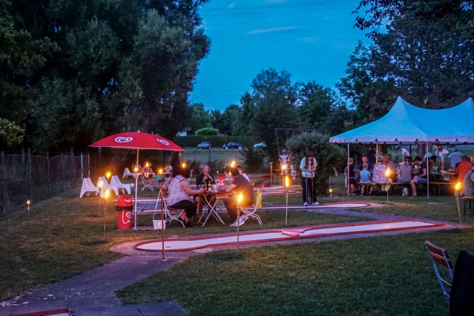 Minigolf im Fackelschein war am Samstagabend ein außergewöhnliches Event in Maichingen.    Bild: Dettenmeyer
