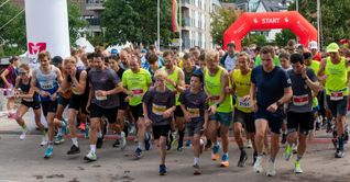 Dichtes Gedränge beim Start an der Böblinger Albabrücke.