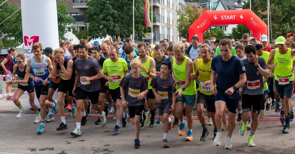 Dichtes Gedränge beim Start an der Böblinger Albabrücke.