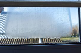 Wir erklären, warum sich Kondenswasser an der Außenseite von Fenstern bildet und wie man den Beschlag mit einfachen Mitteln vermeiden kann.