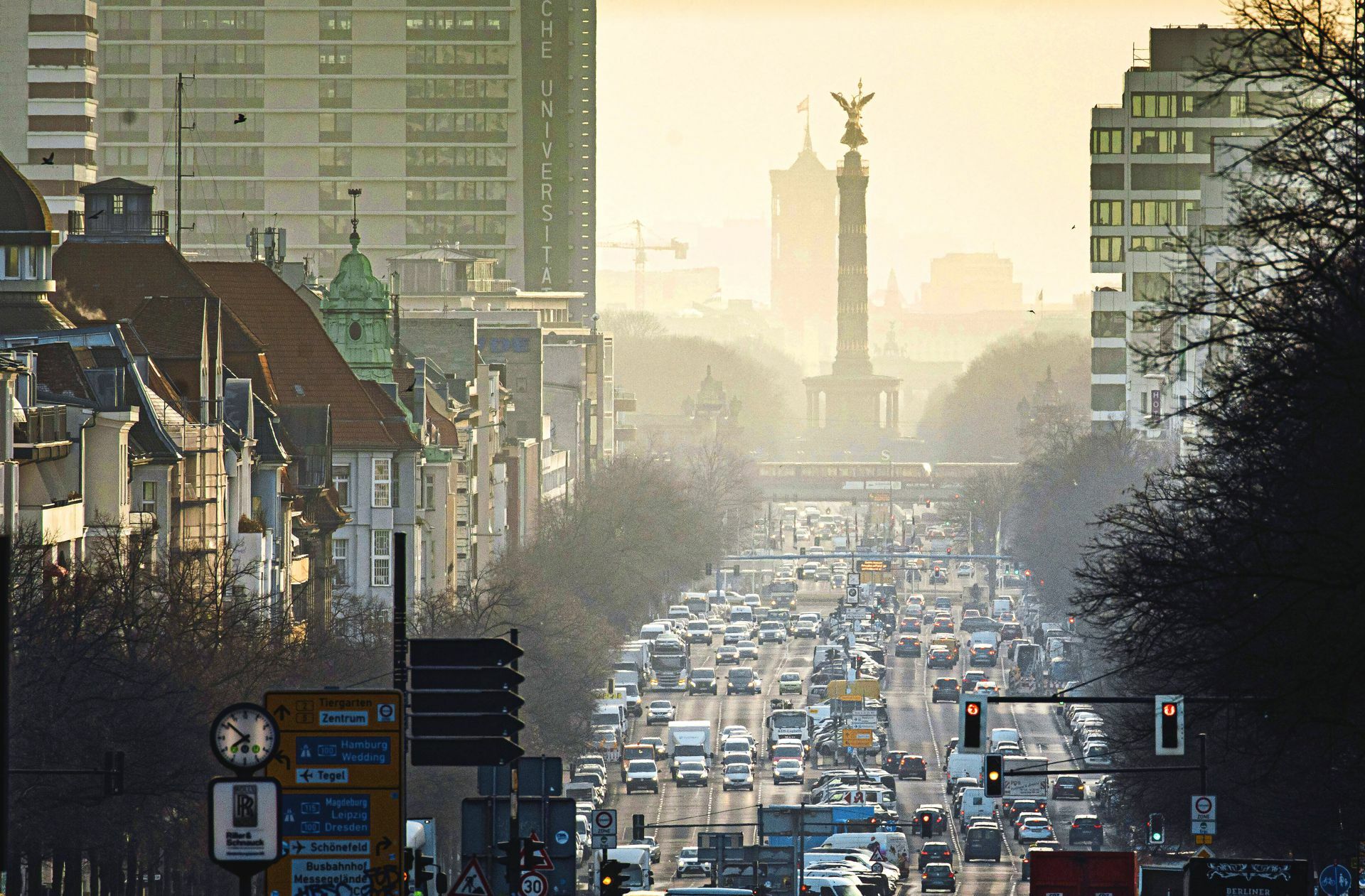 Verkehr in den Morgenstunden in Berlin. Die Hauptstadt hat sogar noch die niedrigste Autodichte aller Bundesländer.