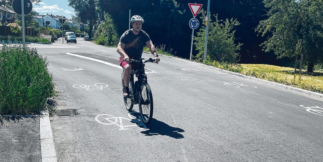David Frérot auf dem Abschnitt der Hauptradroute R5 in der Maichinger Straße.