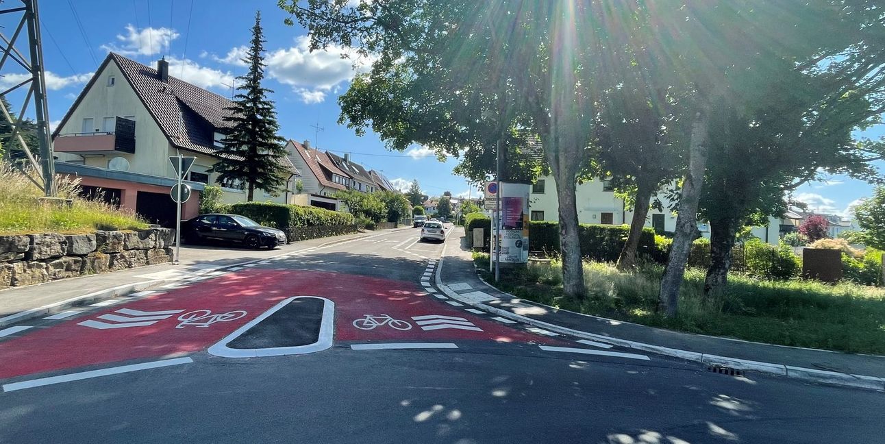 Vom Kreisel führt die R5 in die Hirschstraße. Die meisten fahren im Kreisverkehr allerdings geradeaus, die Maichinger Straße entlang.