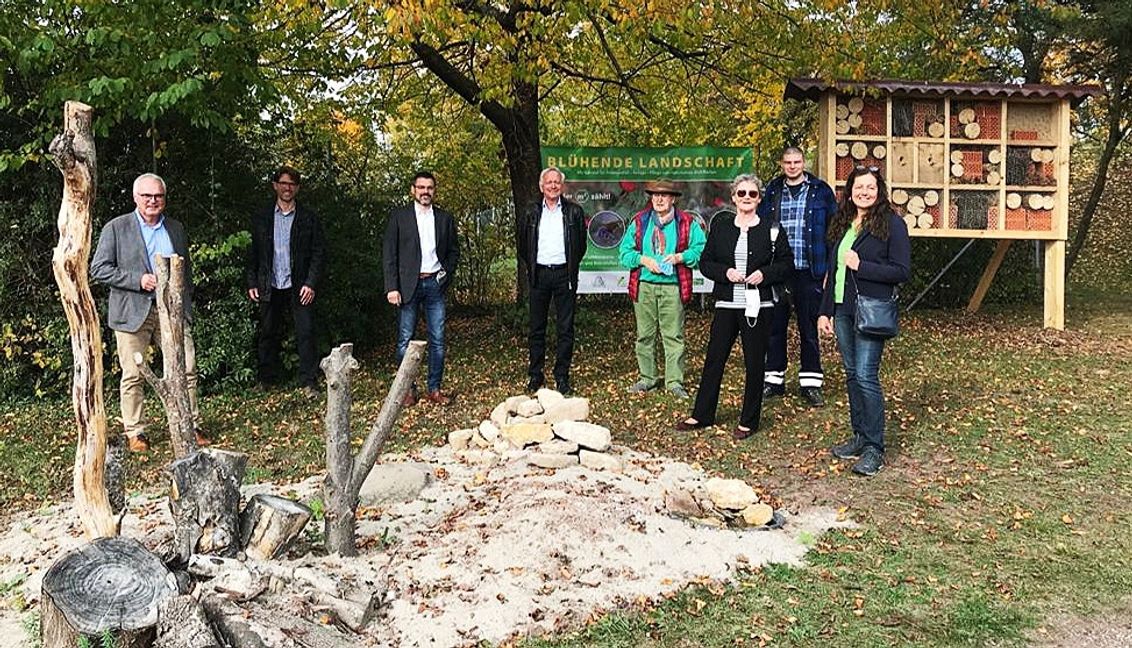 Dr. Karl Peter Hoffmann, Geschäftsführer Stadtwerke Sindelfingen, Christoph Walker von der Karl Walker GmbH, Gerd Hiller, Technische Regionalleitung Gemeinnützige Werkstätten und Wohnstätten GmbH, Dr. Joachim Schmidt, Vorstandsvorsitzender Bürgerstiftung Sindelfingen, Imker Winfried Zilian, Ingrid Bitter, stellvertr. Vorstandsvorsitzende Bürgerstiftung Sindelfingen, Michael Suffner, Wassermeister bei den Stadtwerke Sindelfingen sowie Ute Utz von der Karl Walker GmbH (von links). Bild: Geisler