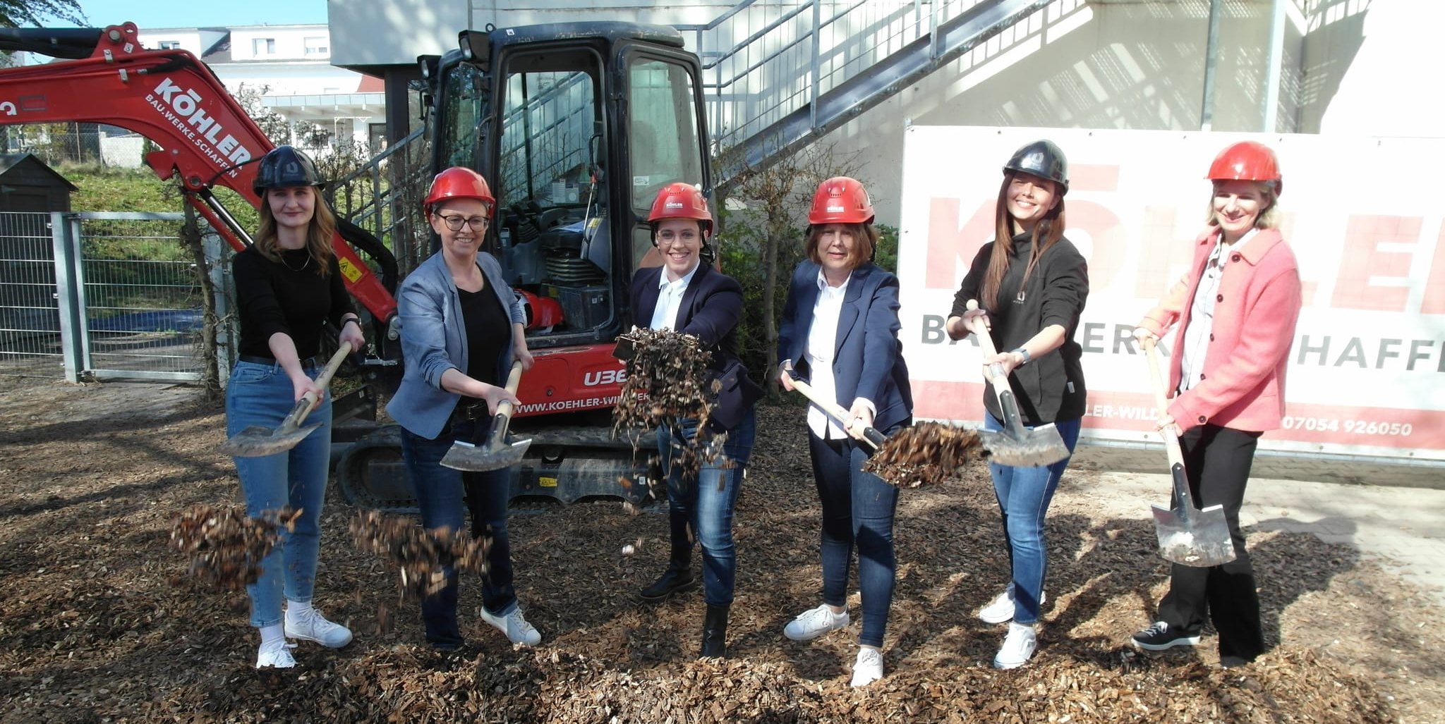 Julia Kreidler (Bauleiterin vom Böblinger Architekturbüro archiplan), Marcela Bareither (Projektleiterin von der Schönaicher Abteilung für Gebäudemanagement), Bürgermeisterin Anna Walther, Erste Beigeordnete Bianca Gruber, Nami Kriegel (Architektin vom Büro archiplan) und Schulleiterin Svenja Hauser (von links).