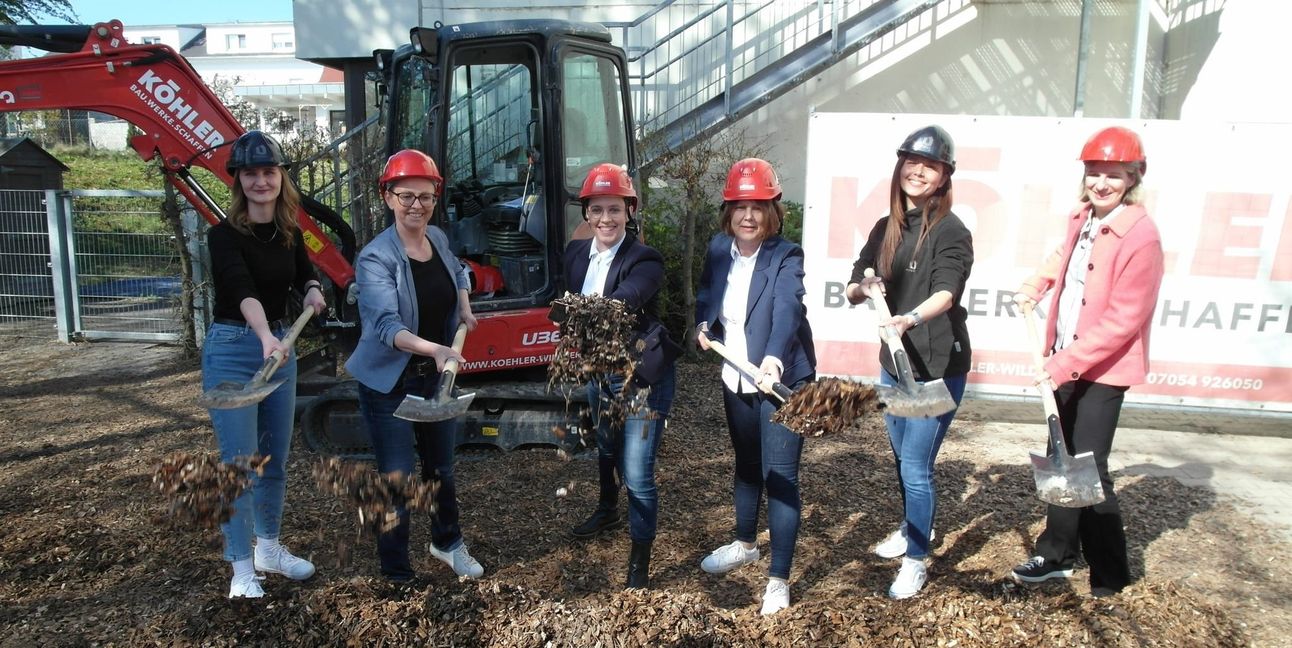 Julia Kreidler (Bauleiterin vom Böblinger Architekturbüro archiplan), Marcela Bareither (Projektleiterin von der Schönaicher Abteilung für Gebäudemanagement), Bürgermeisterin Anna Walther, Erste Beigeordnete Bianca Gruber, Nami Kriegel (Architektin vom Büro archiplan) und Schulleiterin Svenja Hauser (von links).