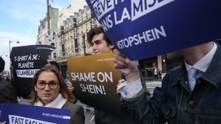 Neben interessierten Kunden kamen auch Demonstranten zur Shein-Eröffnung.