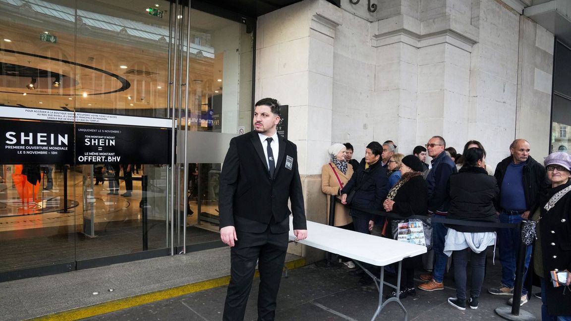 Zahlreiche Menschen standen vor der Eröffnung stundenlang Schlange.