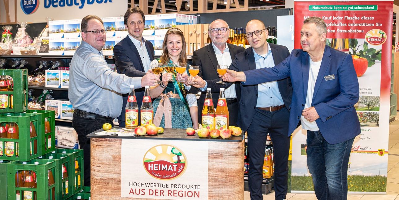 Von Links: Michael Bauer (Geschäftsführer Femos), Martin Wuttke (stellv. Landrat) Streuobstprinzessin Nadine Haderer, Helmut Piston (Inhaber Marktkauf Böblingen-Hulb), Steffen Tuchschwerer (Geschäfstführer und Gesellschafter Marktkauf Böblingen-Hulb) und Uwe Hagenlocher (Marktleiter Marktkauf Böblingen-Hulb).
