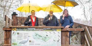 Die Verantwortlichen schauen sich das geplante Projekt vor Ort im Merklinger Ried an (von links): Parlamentarische Staatssekretärin Rita Schwarzelühr-Sutter, Erster Beigeordneter der Stadt Weil der Stadt Jürgen Katz sowie Yvonne Bäuerle, Leiterin Amt für Landwirtschaft und Naturschutz beim Landratsamt Böblingen.