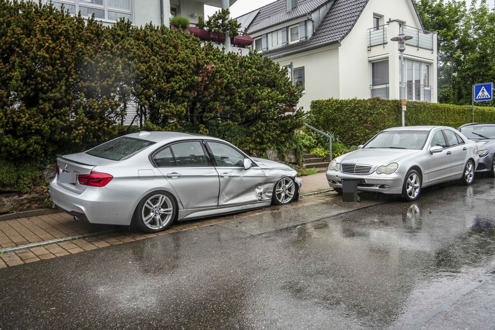 Der BMW wurde auf drei weitere Fahrzeuge geschoben.