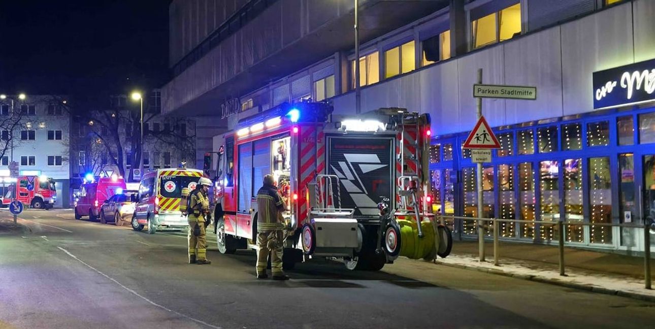 Die Feuerwehr lüftet eine verrauchte Übergangswohnung.