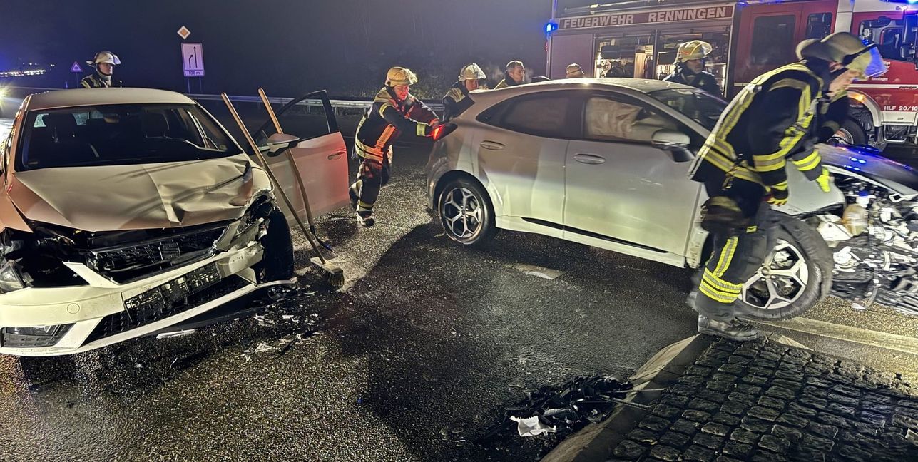 Beide Autos mussten abgeschleppt werden. Hier versuchen die Feuerwehrleute das beschädigte Fahrzeug von der Straße zu schieben.