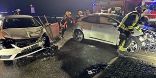 Beide Autos mussten abgeschleppt werden. Hier versuchen die Feuerwehrleute das beschädigte Fahrzeug von der Straße zu schieben.