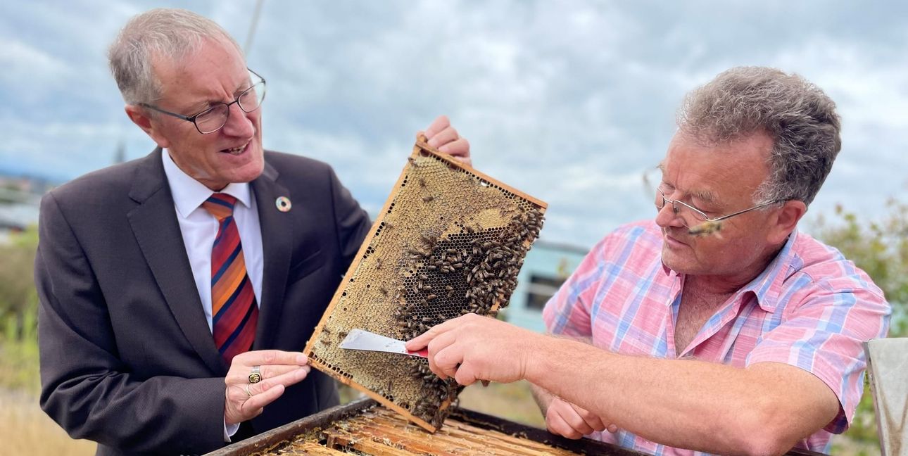 Landrat Roland Bernhard und Manfred Nuber, Fachberater für Obst und Gartenbau, freuen sich über den Honig.