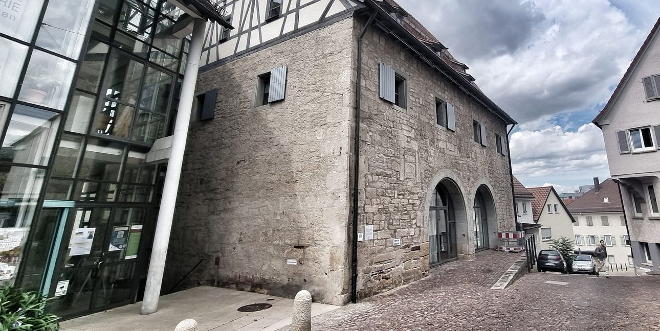 Die Böblinger Zehntscheuer: Links geht es in die Galerie der Stadt und ins Bauernkriegsmuseum.