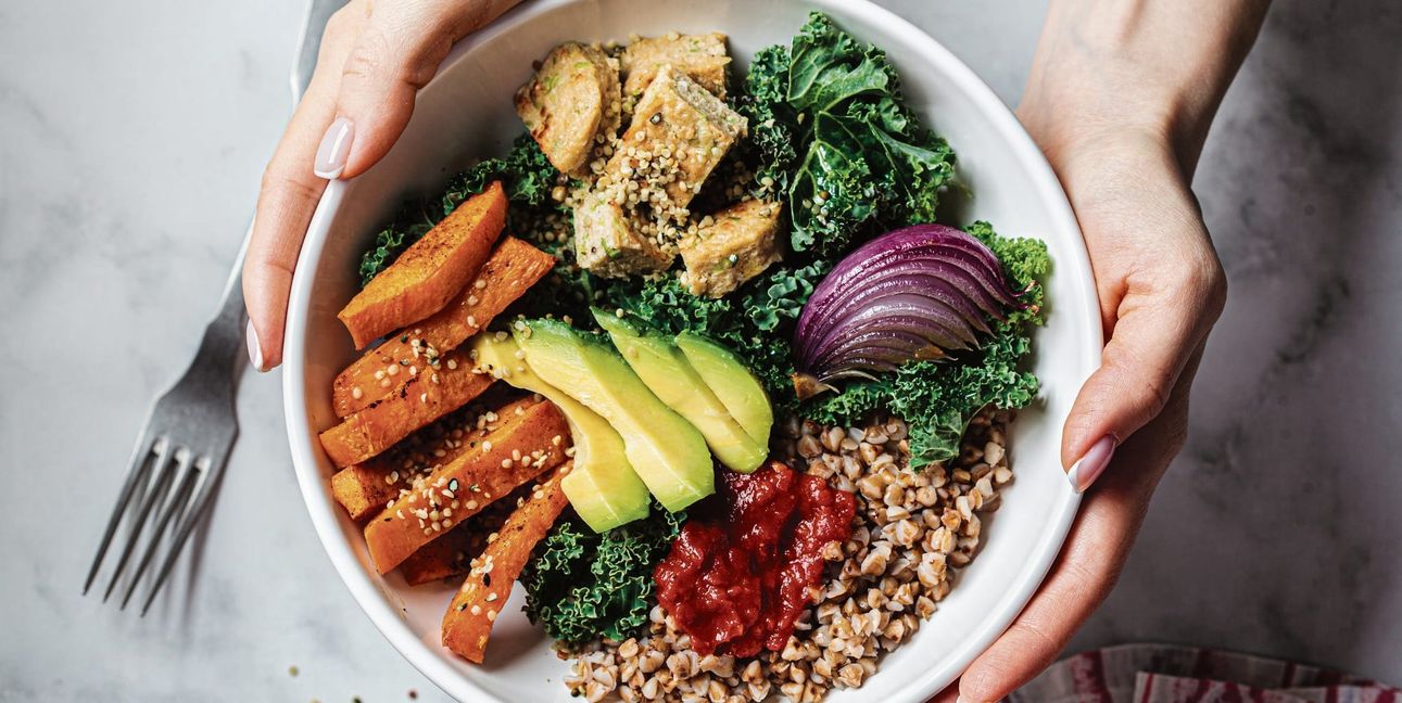 Mit einfachen Zutaten kann man sich ganz schnell eine vegane Bowl zusammenstellen.