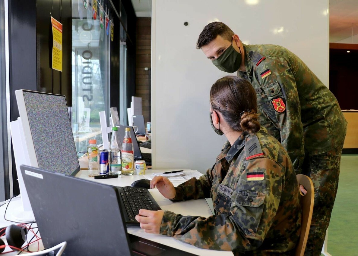 Seit Monaten helfen Bundeswehr–Soldaten in Gesundheitsämtern bei der Kontaktverfolgung. Zumindest nicht in allen Kasernen wurden die Kameraden hingegen mit Schnelltests selbst vor gegenseitiger Ansteckung geschützt. Bild: z z