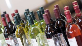 Der Konsum von Wein ist weltweit seit längerem rückläufig, aber es wird oft teurerer Wein getrunken als früher (Archivbild).