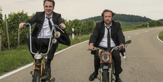 Lars Eidinger und Bjarne Mädel in „25 km/h“.