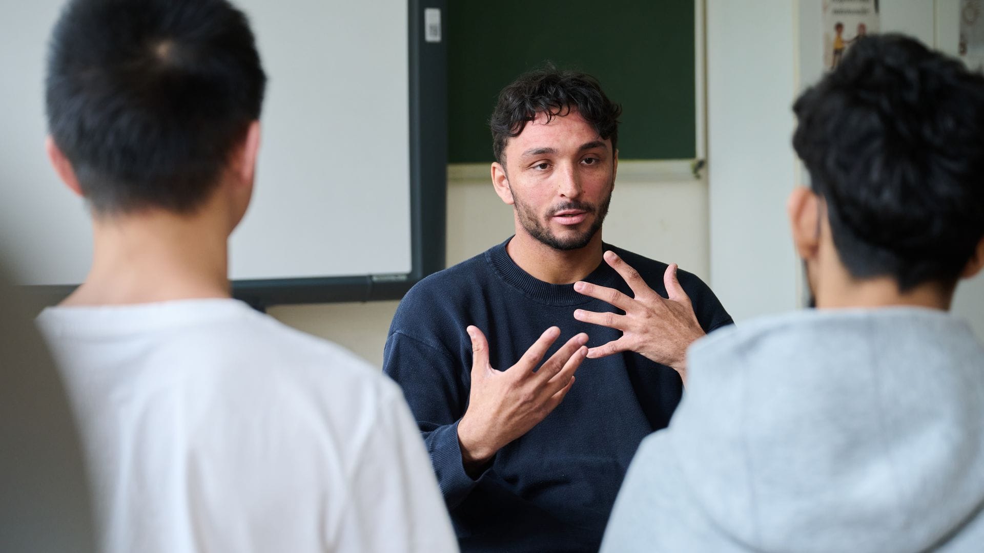Maximilian Schneider gibt Workshops an Schulen. Ihm ist es wichtig, Jugendliche nicht zu verurteilen.
