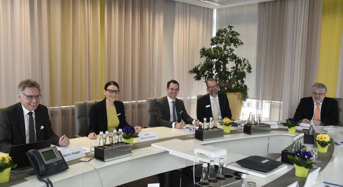 Das Ergebnis für 2020 sei zufriedenstellend und die Bank sei für die Zukunft gut aufgestellt. Das ist die einhellige Einschätzung des Vorstands der Vereinigte Volksbanken. Von links: Martin Riegger, Anette Rehorsch-Hartmann, Jörg Niethammer, Thomas Krätschmar und der Vorstandsvorsitzende Wolfgang Klotz.           Bild: Reichert