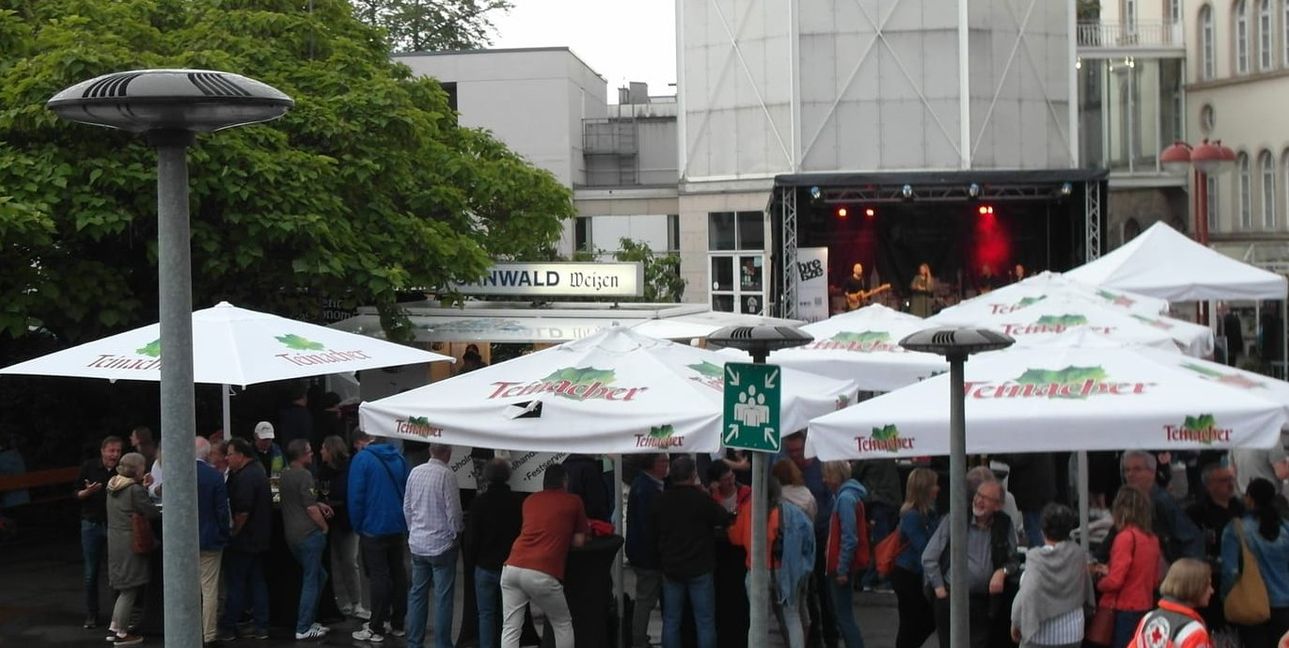 Trotz wechselhaften Wetters lockte die Bürgerparty zum Abschluss der Biennale Sindelfingen 2025 über 1000 Besucher auf den Rathaus-Vorplatz, die sich nach Ende des Regens um 22.30 Uhr von der Lightshow haben begeistern lassen.