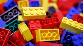 Nicht nur Kinder spielen mit Lego.