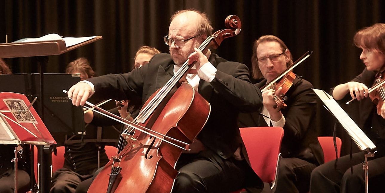 Bernhard Lörcher bei seinem Cellosolo in Holzgerlingen.