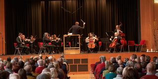 Das Orchester Camerata Europeana beim Neujahrskonzert in Holzgerlingen.