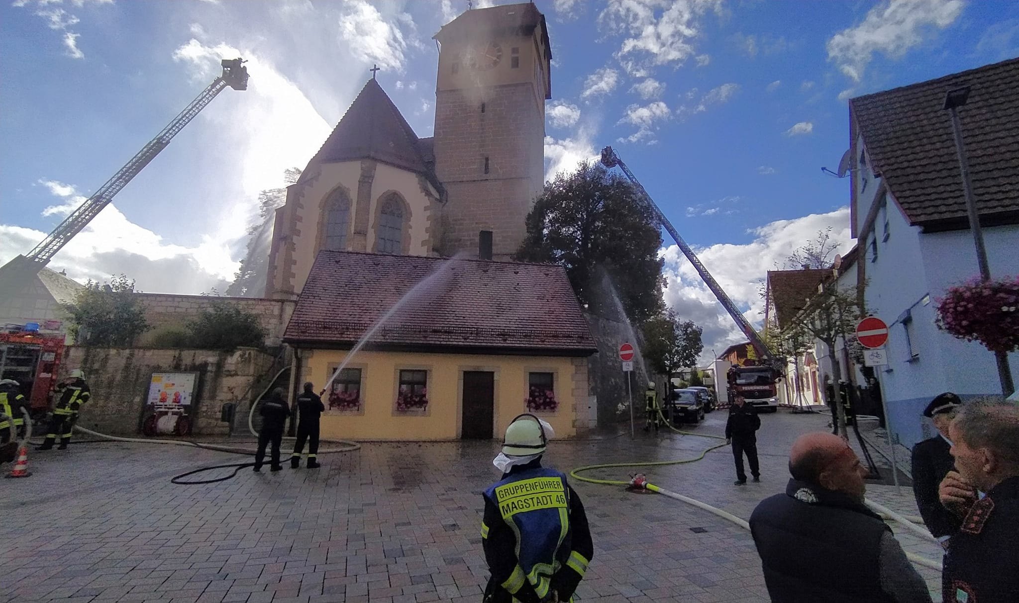 Einsatz mit zwei Drehleitern am Kirchturm (rechts in der Pfarrstraße die Unterstützung aus Renningen) und die Magstadter beim gründlichen Abwaschen des Backhausdaches.