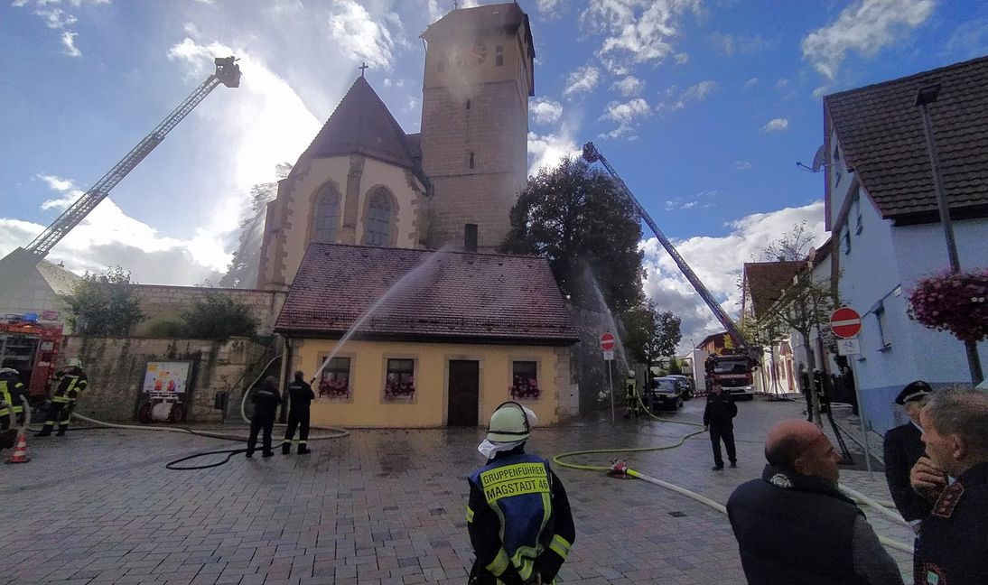 Einsatz mit zwei Drehleitern am Kirchturm (rechts in der Pfarrstraße die Unterstützung aus Renningen) und die Magstadter beim gründlichen Abwaschen des Backhausdaches.