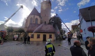 Einsatz mit zwei Drehleitern am Kirchturm (rechts in der Pfarrstraße die Unterstützung aus Renningen) und die Magstadter beim gründlichen Abwaschen des Backhausdaches.