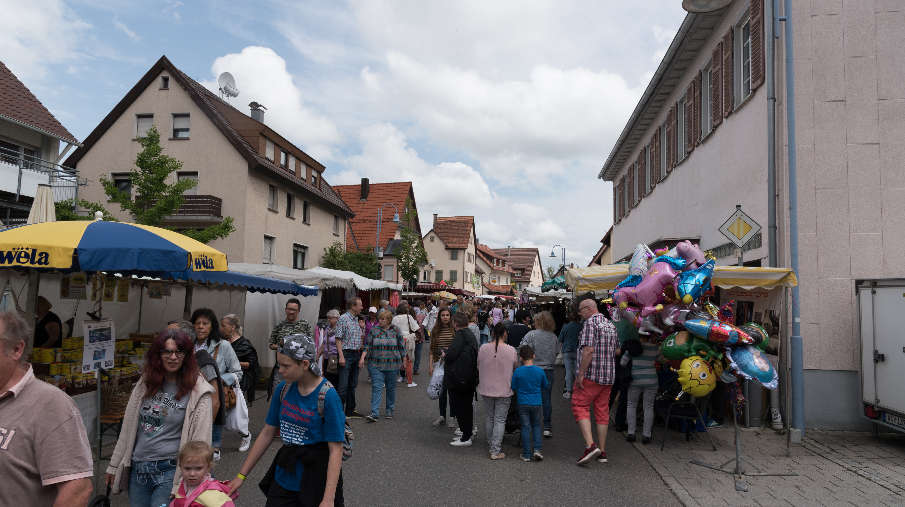 Tausende schoben sich wieder durch die Pfingstmarktstände und ließen sich am Ende vom Wetter nicht abhalten. Bilder: Nüßle