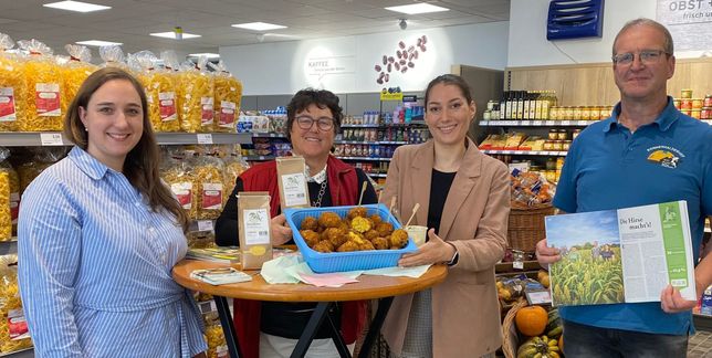 Für regionale Hirse setzen sich ein: (von links nach rechts): Jaqueline Sautter (Femos), Ursula Waters (Bio-Musterregion), Bianca Schmid (Landratsamt Böblingen) und Frank Bäuerle (Biolandwirt).Bild: Nüßle