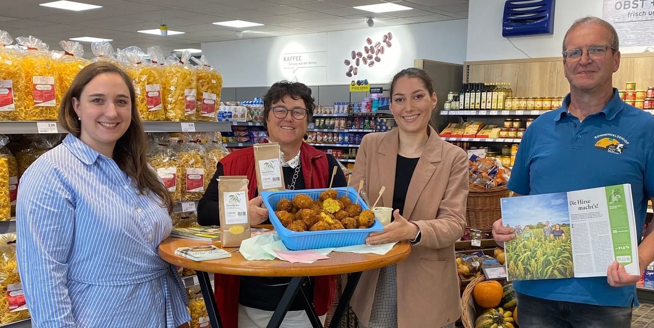 Für regionale Hirse setzen sich ein: (von links nach rechts): Jaqueline Sautter (Femos), Ursula Waters (Bio-Musterregion), Bianca Schmid (Landratsamt Böblingen) und Frank Bäuerle (Biolandwirt).Bild: Nüßle