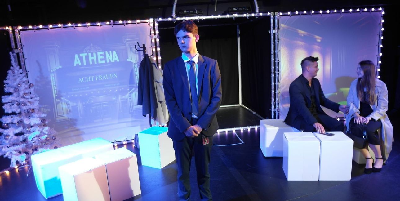 In der neuen Produktion der Jungen Bühne Sindelfingen, „24h Service“ unter der Regie von Lea Fiedler und Tobias Ruscher, die am 6. Juli im Sindelfinger Theaterkeller Premiere feiert, spielen 
Luis Müller, Moritz Keller, Maja Hojs (von links) drei zentrale Charaktere, deren
Verhältnis zueinander Motive des Filmklassikers „Das Appartement“ von Billy Wilder aus dem Jahr 1960 aufgreift und in eine dystopische Zukunft verlegt.