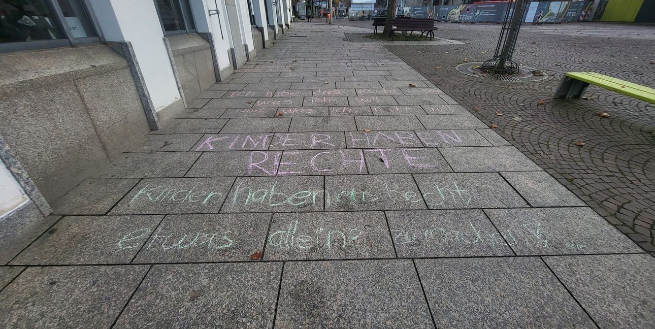 Oben: „Kinder haben Rechte“, darunter: „Kinder haben das Recht etwas alleine zu machen.“