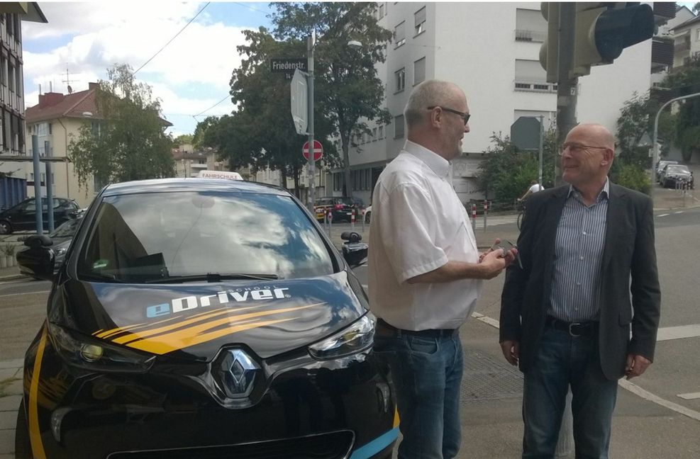 Ein Geben und Nehmen? Fahrlehrer-Verbandschef Rainer Zeltwanger (li.) und Verkehrsminister Hermann bei einem Medientermin vor der Fahrschule.