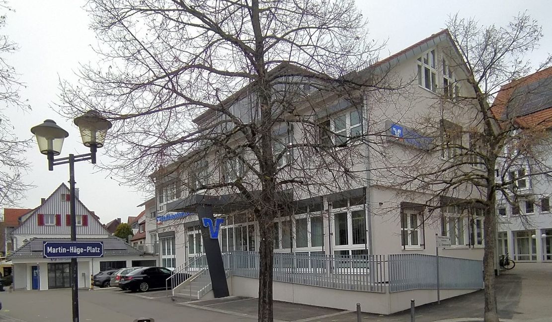 Die Raiffeisenbank Aidlingen hat in den letzten Monaten nicht nur ihre Fassade verändert, sondern das Haus auch umgebaut und einen barrierefreien Zugang angelegt.
