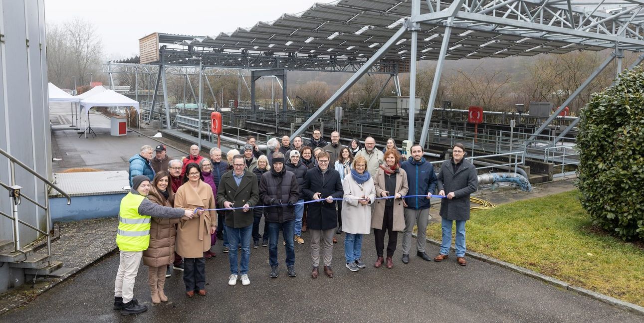 Sindelfingens Oberbürgermeister Markus Kleemann und Böblingens Bürgermeisterin Christine Kraayvanger (vorne) durchschneiden das Band bei der Eröffnung der Photovoltaikanlange.