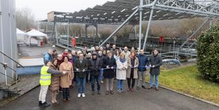 Sindelfingens Oberbürgermeister Markus Kleemann und Böblingens Bürgermeisterin Christine Kraayvanger (vorne) durchschneiden das Band bei der Eröffnung der Photovoltaikanlange.