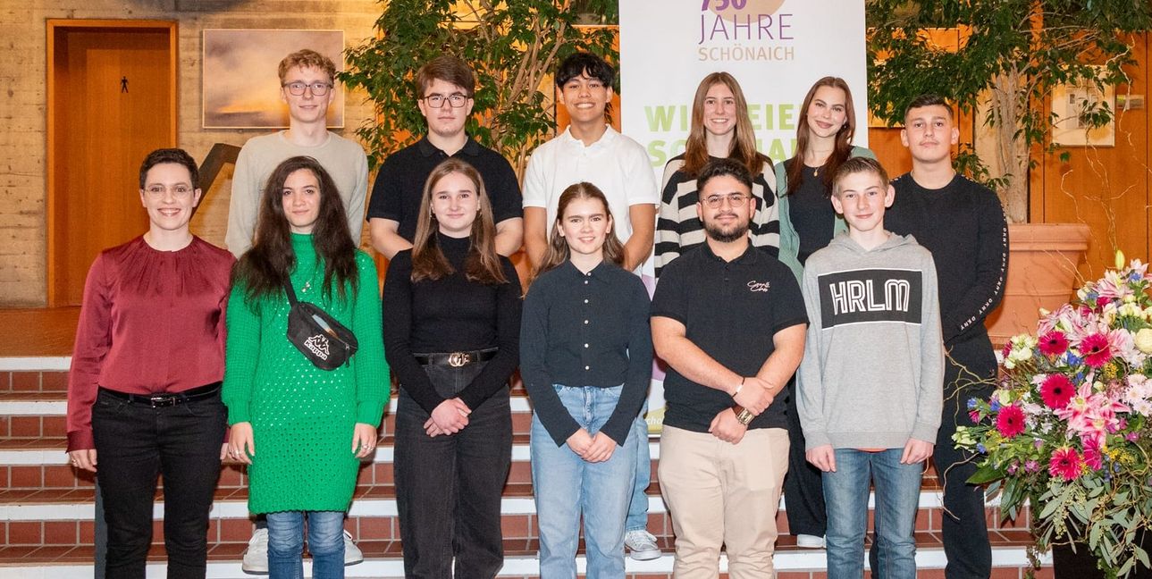 Die Schönaicher Jugendgemeinderäte: vorne: Bürgermeisterin Anna Walther, Alona Smovzh, Lara Galmbacher, Nahla Kirchner, Filippo Longo, Joel Raiber. Hinten: Max Hiller, Felix Steinmetz , Florian Fölster, Greta Sailer, Marissa Böhm, Erion Berisha