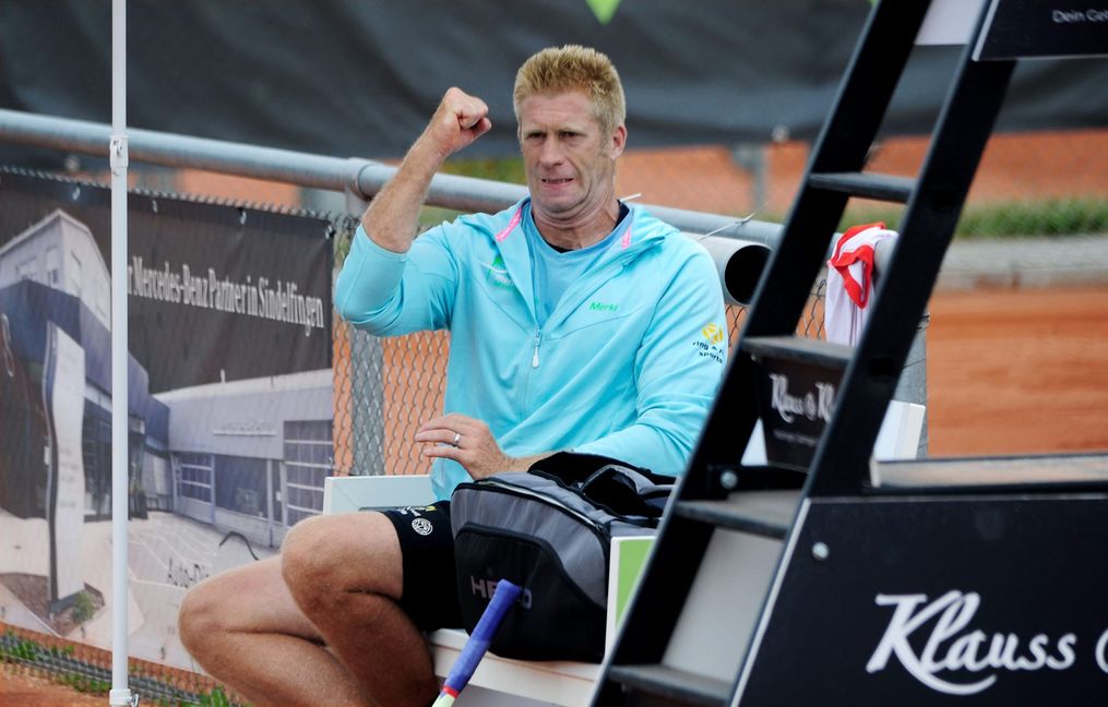 Daniel Merkert ball die Faust auf der Bank. Bild: photostampe