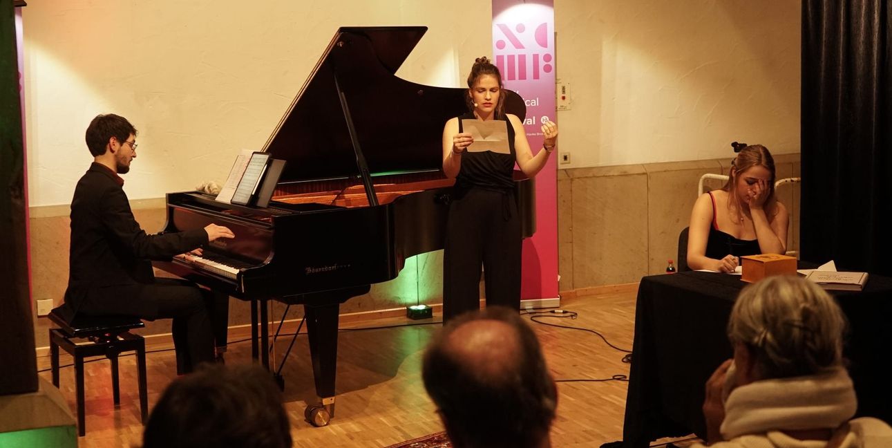 Jonathan Hanke, Sprecherin Anna van Aken und Thalia Hellfritsch (rechts) beim NCMF-Abend in der Zehntscheuer Schönaich.Bilder: Heiden