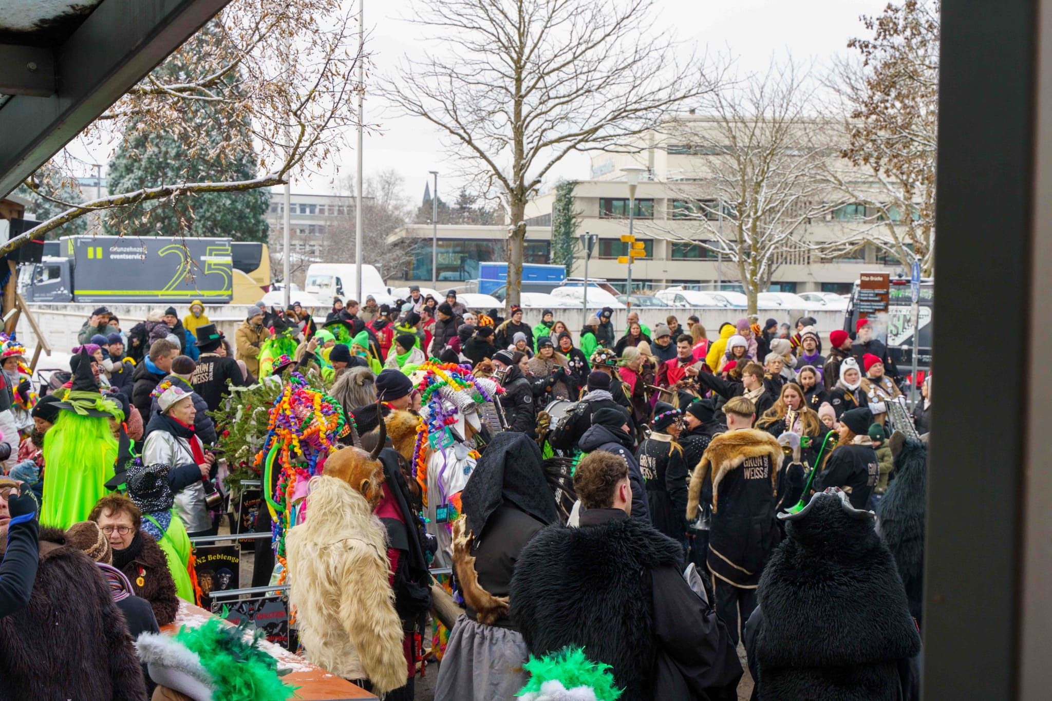 Buntes Treiben beim Fasnetswecken in Böblingen.