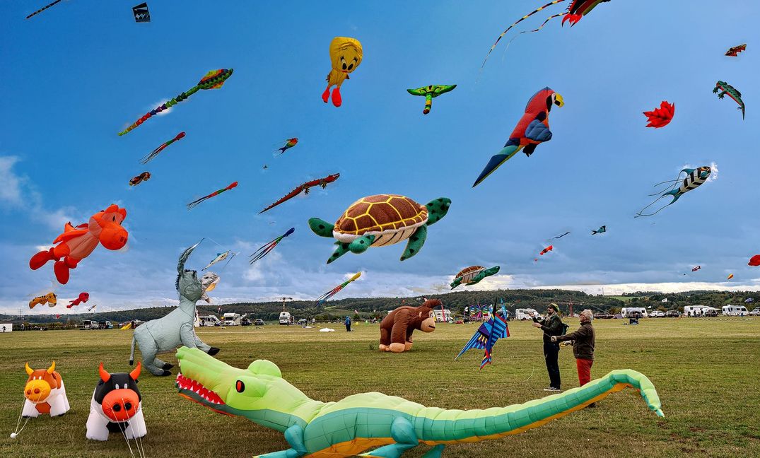 Viele Drachen am Himmel über Malmsheim beim Drachenfest. Für die großen Figurendrachen fehlte oft die starke Brise und sie blieben in Bodennähe.