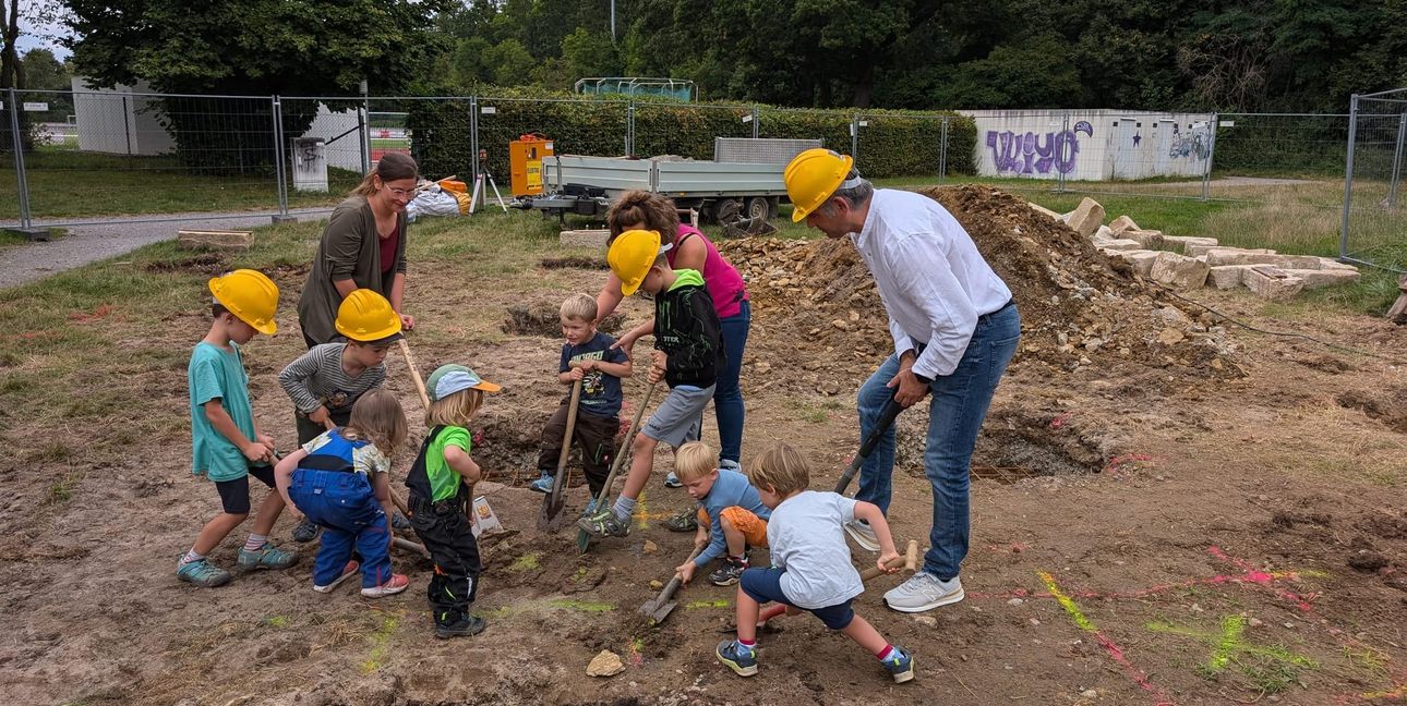 Während nebenan auch die Hütte des Waldkindergartens renoviert wird, wird in nur wenigen Metern Entfernung eine weitere Holzhütte gebaut.